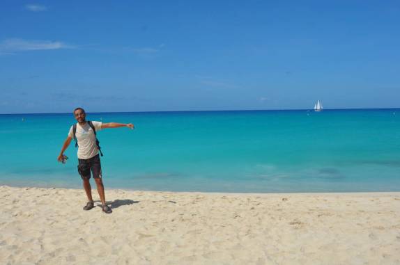 Praia de águas azuis em Maho Bay, Sint Maarten - Caribe